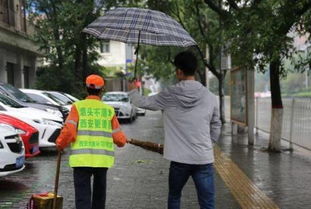 暖心一幕 保洁员冒雨作业,大学生在旁为其撑伞