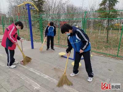 石家庄第五十五中学举行社区环境卫生清理志愿服务活动