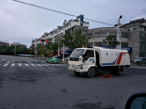 双节期间机扫队全员上岗加强市区主干道卫生清扫保洁和清洗.