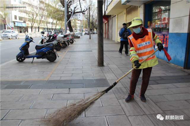 近年来,麒麟区城市道路清扫保洁质量显著提升,干净整洁的道路已经成为