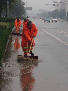 风雨中的坚守 借雨作业 加大雨天道路清扫保洁