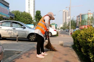 环卫母女情:帮母亲扫路 爱是理解的别名