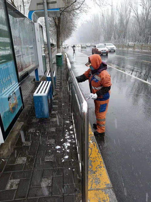 呼和浩特开展雨雪清扫保洁作业